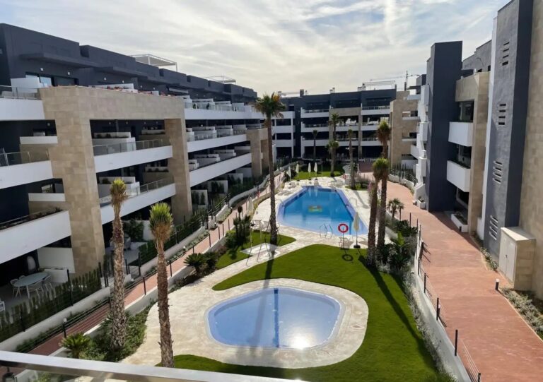 Garden Apartment in Flamenca Village for Short Stays