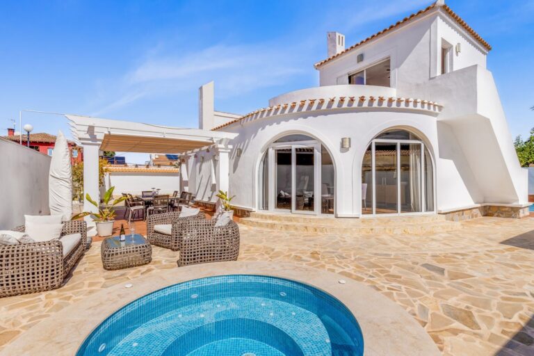 Your Private Costa Blanca Retreat with Pool, Jacuzzi and Mediterranean Charm