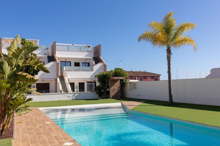 Sun-Filled Penthouse in a Gated Community with Pool in Pilar de la Horadada