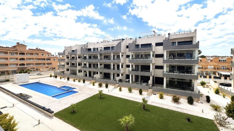 Spacious Apartment in Villamartín | Steps from Golf, Minutes from the Sea