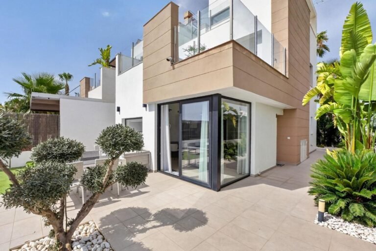 Three Terraces, One Private Pool and Life in Guardamar